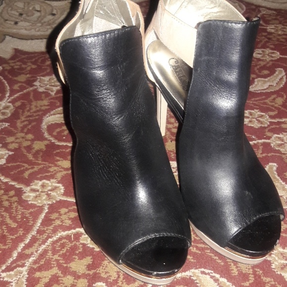 Carlos by Carlos Santana greyson peep-toe shooties - Picture 1 of 4